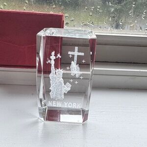 Vintage 3D Crystal paperweight NYC